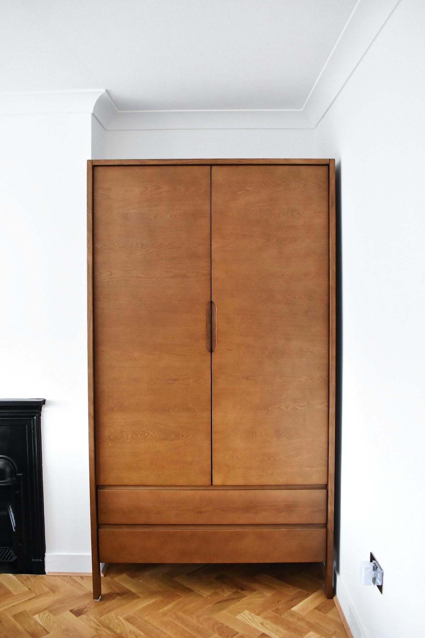 Dressing en noyer massif aux finitions huilées, conçu sur-mesure